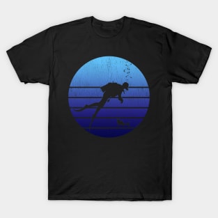 Cool Retro Distressed Blue Ocean Sunset Scuba Diver T-Shirt